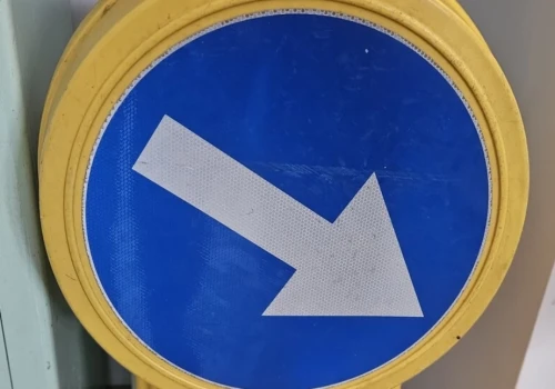 Nastolatkowie ze znakiem drogowym na hulajnogach? Nietypowa interwencja policji przy centrum handlowym koło Ciechanowa
