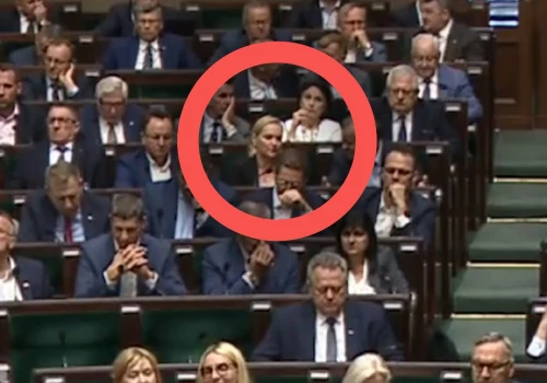 Posłanka PiS szczekała podczas wystąpienia Kosiniaka-Kamysza. 