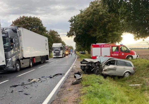 Dramatyczne zdarzenie na trasie w stronę Jaromierza. Ranna 62-latka była zakleszczona w aucie
