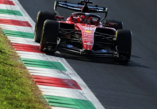 Ferrari ma problem. Hamilton tracił do Mercedesa 0,6 s na prostych