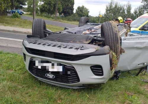 Wypadek na DW 705. Ford zderzył się z autobusem.