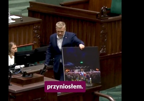 Zandberg wszedł na mównicę i pokazał Tuskowi zdjęcie. Mina premiera mówi wszystko