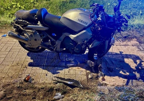 19-latek w BMW wyprzedzał pojazdy i zderzył się z motocyklistą