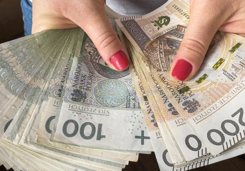 Ile gotówki warto mieć w domu w 2026 r.? NBP podaje, ile Polacy trzymają poza bankiem