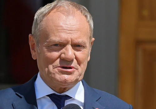 Notowania Tuska wzrosły, choć nadal ma więcej przeciwników niż zwolenników
