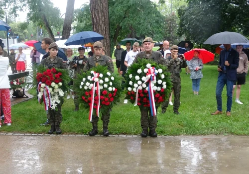 Czy uroczystości patriotyczne muszą być zawsze przegadane przez polityków? (felieton)