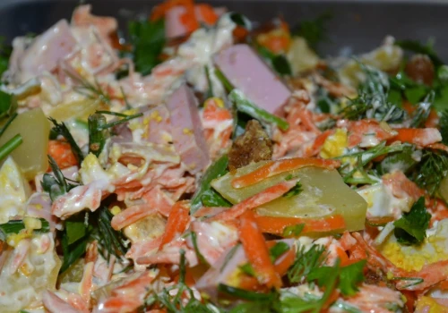 Zapomnij o nudnym menu na imprezę. Odkryj moc świetnej sałatki imieninowej