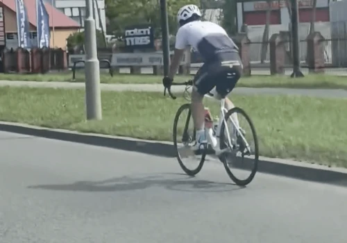 Kolarz na rzeszowskiej ulicy w ogniu krytyki. Przepisy kontra drogowo-rowerowa rzeczywistość