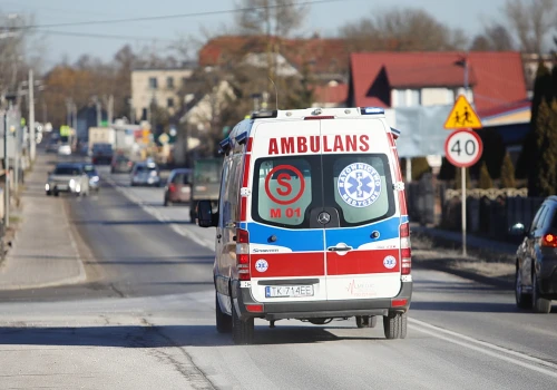 Starsza kobieta ranna w miejskim autobusie