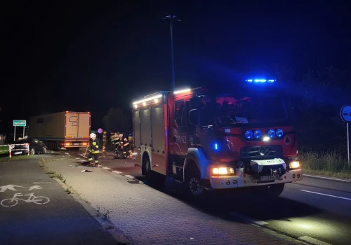 Czołowe zderzenie osobówki z ciężarówką na DK25. W aucie było dwoje dzieci!
