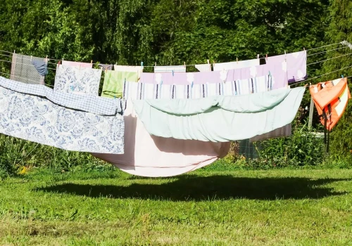 Tak powinno się suszyć pranie na zewnątrz. Kolory nie wyblakną, a ubrania wyschną równo