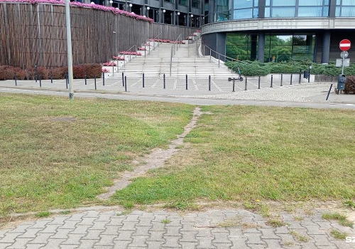 Dzikie przejście na Al. Piastów w Szczecinie do likwidacji
