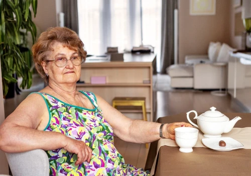 Babcia wtrąca się do wychowania wnuków. 