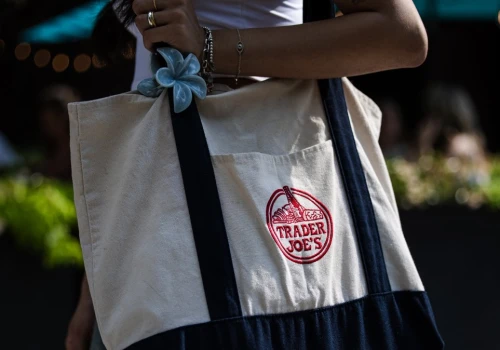 Trzy dolary w sklepie, tysiące na aukcji. Dziwny fenomen torby Trader Joe’s