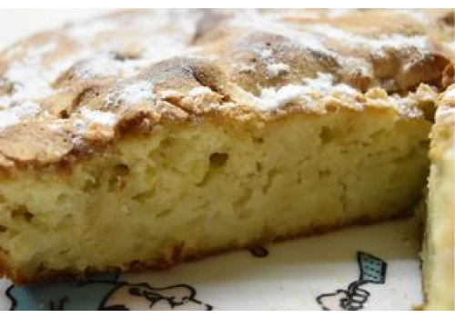 Najlepszy przepis na ciasto z serkiem wiejskim i jabłkami. Nawet szarlotka pójdzie w odstawkę