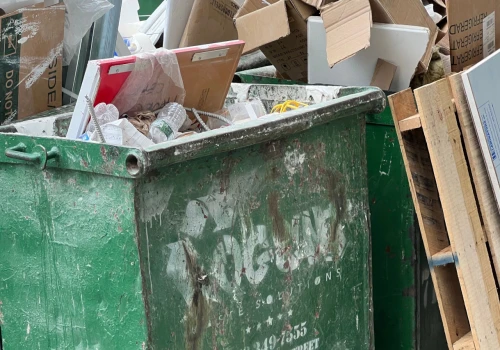 Wystawili komodę na śmietnik. Stracili 200 tysięcy