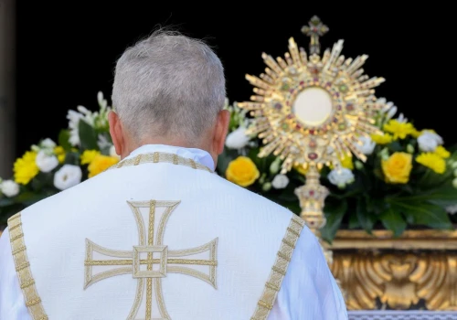 Papież: adoracja to odpowiedź na pragnienie ludzkiego serca