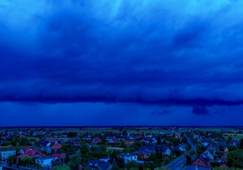 Ostrzegają przed burzami, silnym wiatrem, a nawet gradem