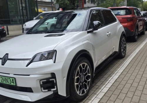 Badanie ADAC: Małe „spalinówki” drożeją, „elektryków” przybywa. Zbędne wyposażenie sztucznie winduje ceny!