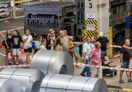 476 robotów i auta dla siedmiu marek. Rodziny zobaczyły fabrykę Stellantis od środka