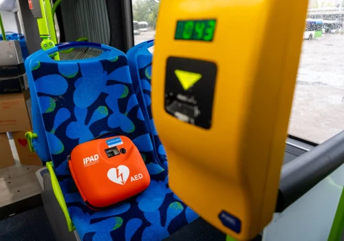 AED w autobusach i tramwajach. Szczecin buduje mobilną sieć urządzeń ratujących życie