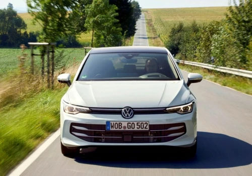 W pełni hybrydowy Volkswagen Golf ma nową 136-konną wersję. W promocji kosztuje 122 890 zł