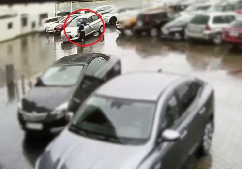 Potrącił kobietę i uciekł. Kamera nagrała jego wyczyn, a policjanci znaleźli go w domu