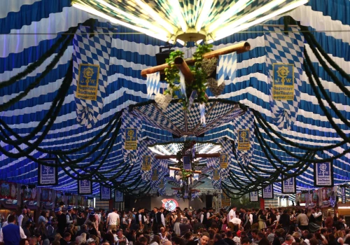 Nocleg za kilka tysięcy euro? Goście Oktoberfestu kupują materace
