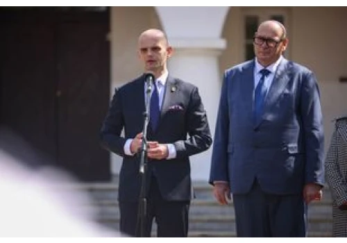 Wybronili fotel dla skazanego starosty. 