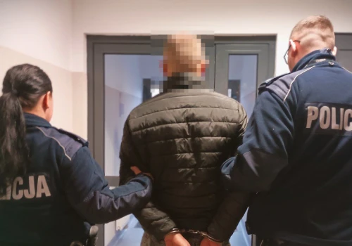 Gm. Dobre Miasto. Miał zakaz zbliżania się do kobiety. Złamał go i znów jej groził. 22-latek trafił do aresztu