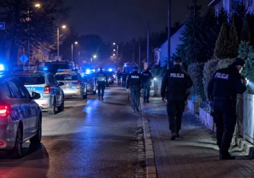 Nocna akcja policji zaniepokoiła mieszkańców. Kogo szukali?