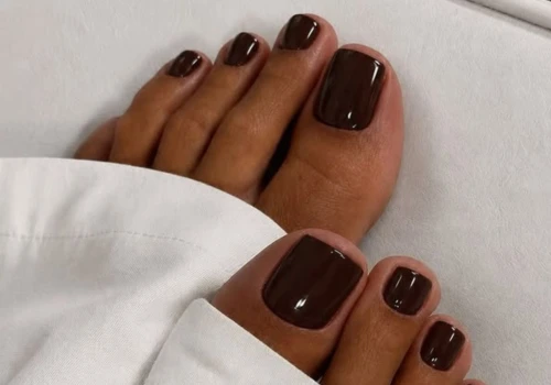 Oto modne odcienie brązowego pedicure. Nie tylko czekolada króluje