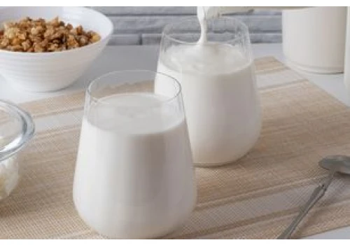 Kefir i maślanka to nie to samo. Co lepiej pić przy problemach z jelitami?