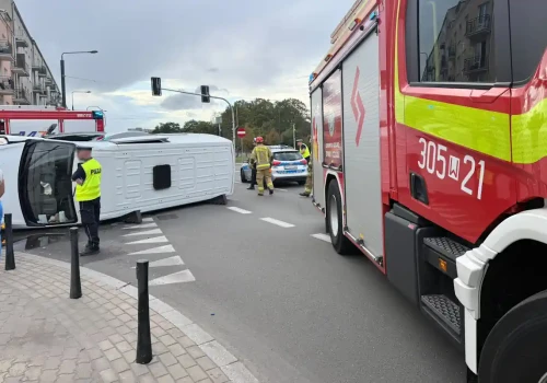 Poważny wypadek na skrzyżowaniu. Audi zderzyło się z busem. Samochód na boku, jedna osoba trafiła do szpitala