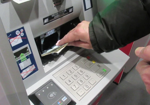 Europejski Bank Centralny ostrzega przed awariami terminali płatniczych. Tyle gotówki powinni wypłacić klienci