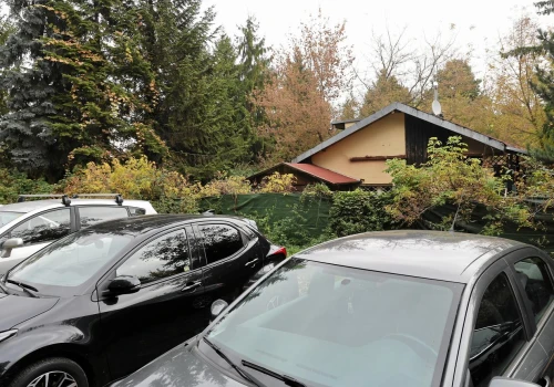 Stawiasz krzesło na parkingu i 