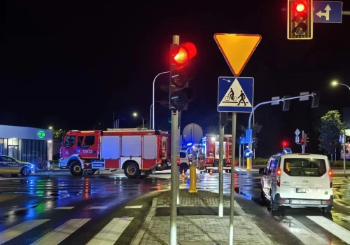 Wypadek przy przepompowni. Dwa Peugeoty (ZDJĘCIA)