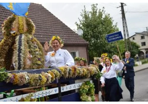 Dożynki w Starej Łubiance. Z pomysłem i niezwykle kolorowo, choć z przerwami na deszcz...