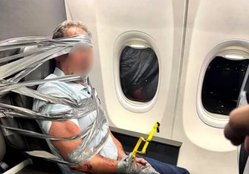 Pasażer przywiązany taśmą do fotela. Samolot American Airlines musiał awaryjnie lądować