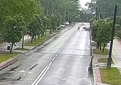 Akcja jak z filmu! Wyskoczył z jadącego Mercedesa, auto pojechało dalej…
