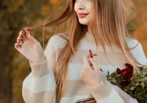 Ta dopasowana sukienka swetrowa jesienią zrobią całą stylizację. Pięknie podkreśla sylwetkę