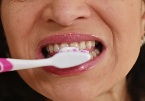 Robisz to odruchowo co rano? Dentystka ostrzega: Przenigdy nie myj zębów w tych momentach
