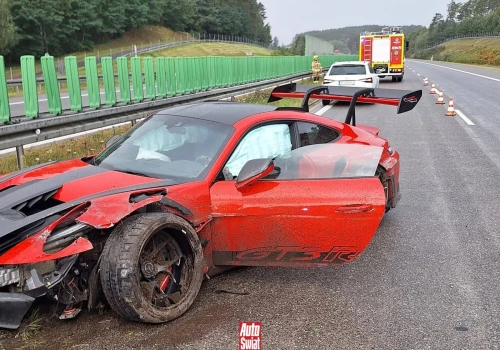 Wyścigowe Porsche 911 GT3 RS rozbite na autostradzie A2. Było mokro