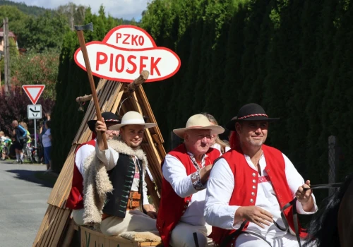 Wieniec od przedsiębiorcy, który chce uratować szkołę na Bagińcu. Dożynki w Piosku