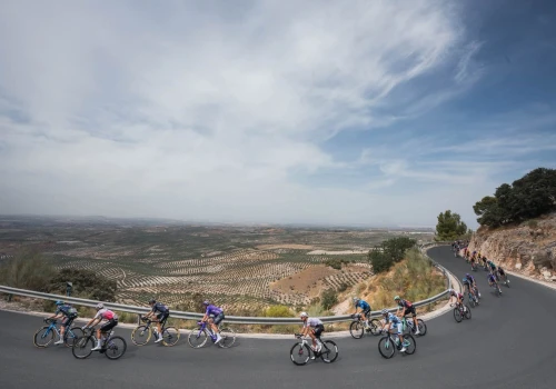 Vuelta a España 2026: Niedzielny etap znacznie skrócony z powodu upałów
