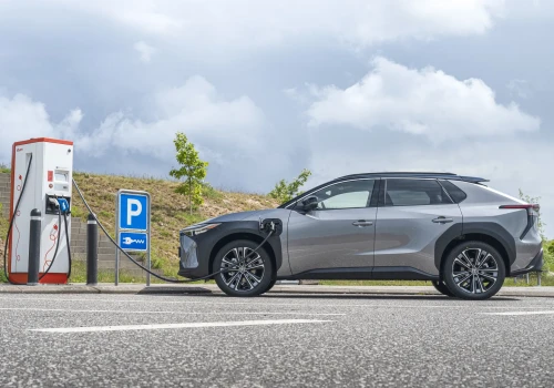 Europejska batalia o normy. PHEV-y emitują zaledwie 18% mniej CO₂, niż ICE