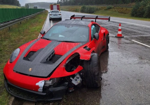 Porsche rozbite na autostradzie A2. Samochód na tor, ponad 500 KM
