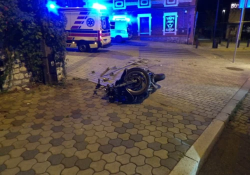 Pościg za pijanymi motocyklistami. Ucieczka zakończyła się na betonowym słupie