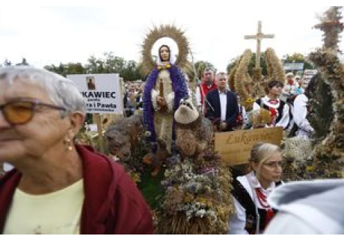 Częstochowa: Polska wieś przywiozła na Jasną Górę niezwykłe dzieła. Wieńce zachwycają kunsztem