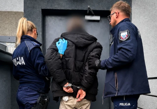 Ukradł skarbonkę z pieniędzmi na chore dziecko. Policjanci zatrzymali go, gdy znów pojawił się pod sklepem
